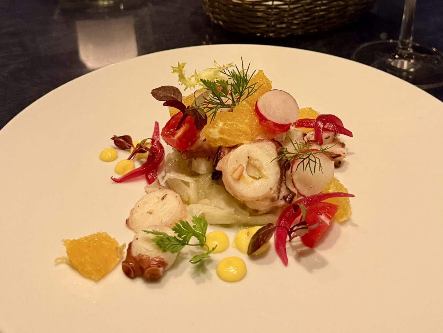 Tintenfischsalat auf Fenchelbeet